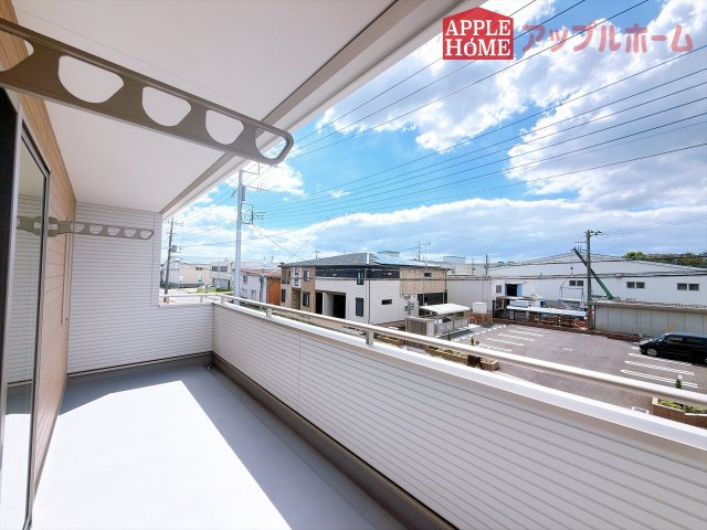 [新築住宅] 深谷市上柴町東2丁目 全3区画のバルコニー|奥行を広めに取ったバルコニー♪家族分の洗濯物もしっかり干せます。日当たりも良く、毎日のお洗濯が楽しくなりそう♪