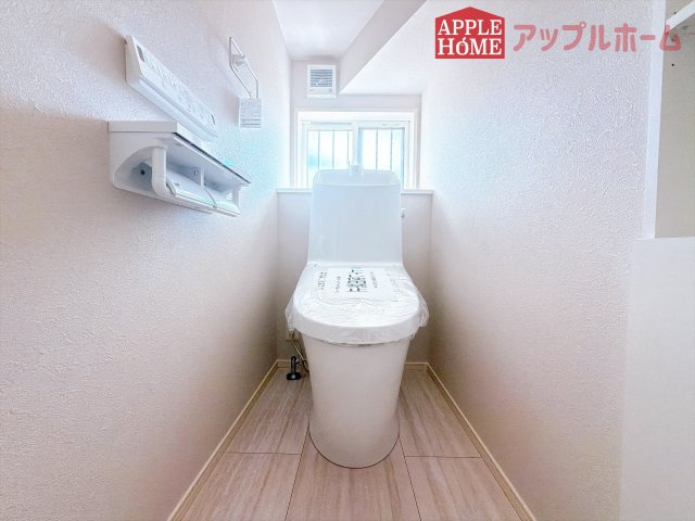 [新築住宅] 深谷市上柴町東2丁目 全3区画のトイレ|白を基調とした清潔感のある明るい空間。温水洗浄便座付きで、毎日快適・清潔に使用できます。操作しやすい壁面リモコンを採用しています。