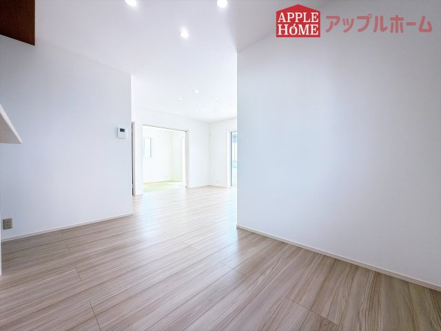 [新築住宅] 深谷市上柴町東2丁目 全3区画の居間・リビング|窓から差し込む光で家族を温かく包み込みます。明るいリビングで子育てする喜びを☆いつでも見学可能です！