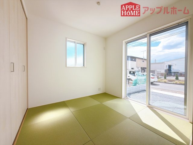 [新築住宅] 深谷市上柴町東2丁目 全3区画の和室|クローゼット付きの和室は、収納スペースが豊富で部屋全体がすっきりと片付きやすいのが特徴です。衣類や荷物を整理しやすく、生活感を抑えた洗練された空間を保てます。