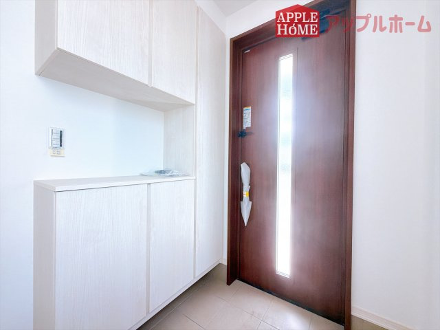 [新築住宅] 深谷市上柴町東2丁目 全3区画の玄関|上下棚にたっぷり靴を収納できます。「ただいま」と玄関を開けた瞬間から、奥に広がる空間を明るい室内を感じられますね♪
