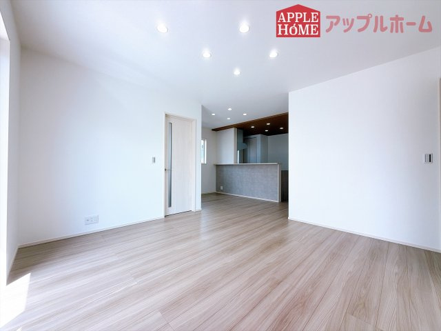[新築住宅] 深谷市上柴町東2丁目 全3区画の居間・リビング|広々リビング×対面キッチンで家族の会話も弾みます♪家族団らんの秘訣は間取りにあり☆夢のマイホームを一緒に叶えましょう！
