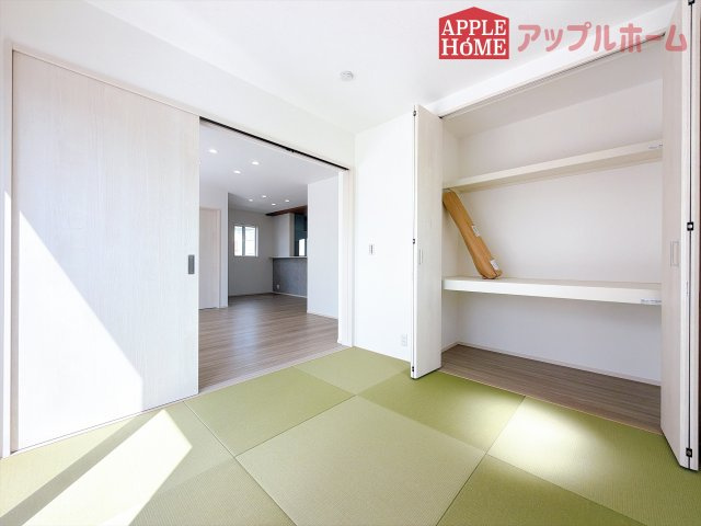[新築住宅] 深谷市上柴町東2丁目 全3区画の和室|クローゼット付きの和室は、収納スペースが豊富で部屋全体がすっきりと片付きやすいのが特徴です。衣類や荷物を整理しやすく、生活感を抑えた洗練された空間を保てます。