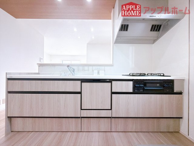 [新築住宅] 深谷市上柴町東2丁目 全3区画のキッチン|キッチンから部屋中が見守れるので、小さなお子様がいるご家庭でも安心です。シンプル×ナチュラルな温かい空間は、どんなスタイルの家具も合わせやすいお部屋です。