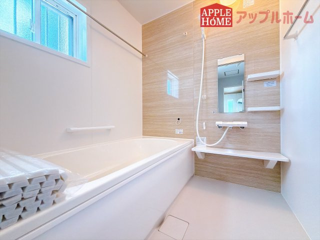 [新築住宅] 深谷市上柴町東2丁目 全3区画の浴室|窓付きのバスルームは、採光もあり明るく気持ちの良い空間です。窓があることで、換気環境も良好。掃除もスムーズに出来ます♪