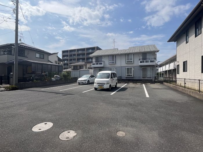 サンクレイドル下中野の駐車場