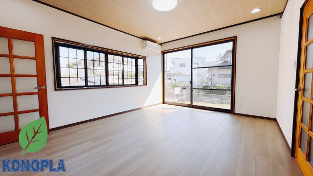 【中古戸建】本庄市児玉町八幡山　の居間・リビング|■リビング｜時の流れと共に陽射しは装いを変え空間に新たな彩りを与えます。一日中家に居ても飽きることなく過ごすことができる素敵な空間です♪