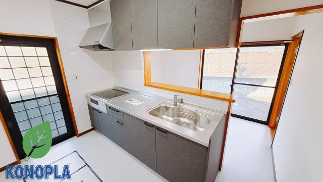 【中古戸建】本庄市児玉町八幡山　のキッチン|■キッチン｜作業がはかどる広々カウンタースペース。会話がはずむ「オープンキッチン」なので家族とのコミュニケーションも活発になります。