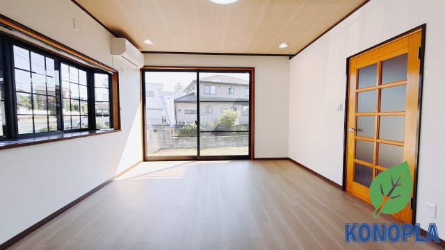 【中古戸建】本庄市児玉町八幡山　の居間・リビング|■リビング｜大きい窓からあたたかいたっぷりの光が入ります♪開放的な空間で毎日をもっと快適に(*＾＾*)