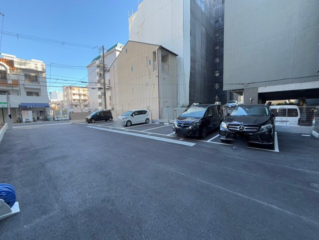 セレニテ東三国ミラクの駐車場