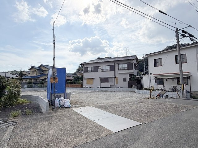 松室田中町の外観|裏側は駐車場！おうちの裏側は駐車場と高さのある建物が無く、日当たり＆風通し共に良好です♪（R8.9撮影）