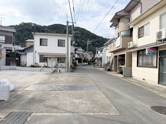 松室田中町の前面道路含む現地写真|比較的車通りが少なく、落ち着いて駐車が可能です。（R8.9撮影）