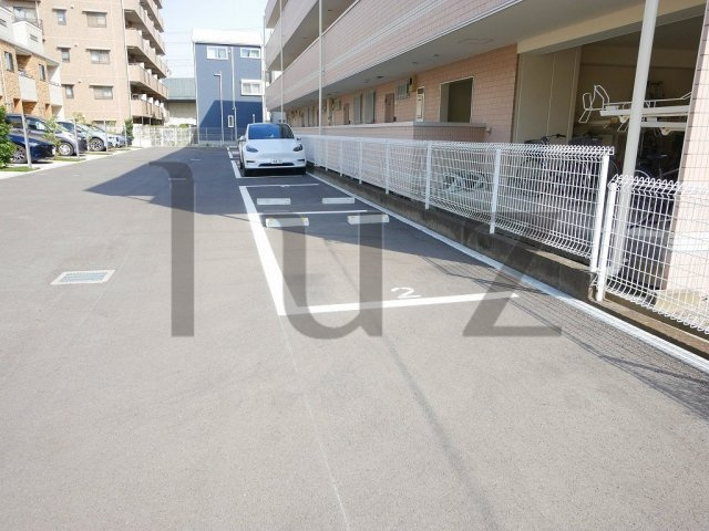 グランパール の駐車場