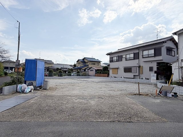 松室田中町の外観|『町並み整う２区画の分譲地』
繋がるコミュニティが魅力の分譲地。お子様がいるご家庭同士で見守りあいながら子育てできる環境にも◎（R8.9撮影）
