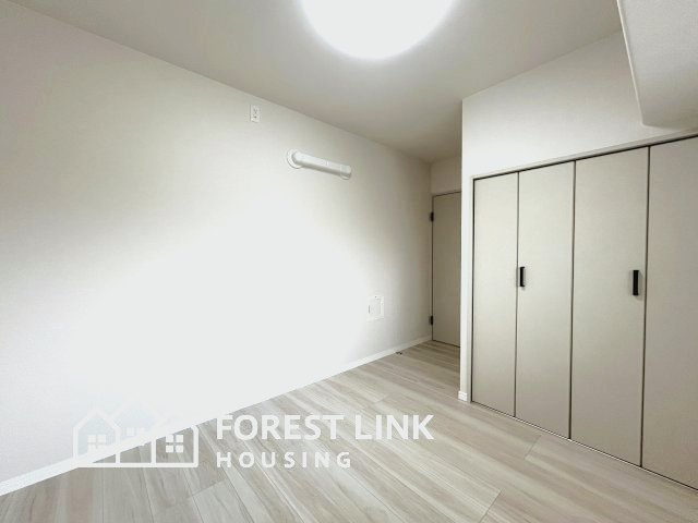 パレス八尾山本の子供部屋|成長とともに増える学用品や部活道具もサッとしまえる大容量クローゼット付き。