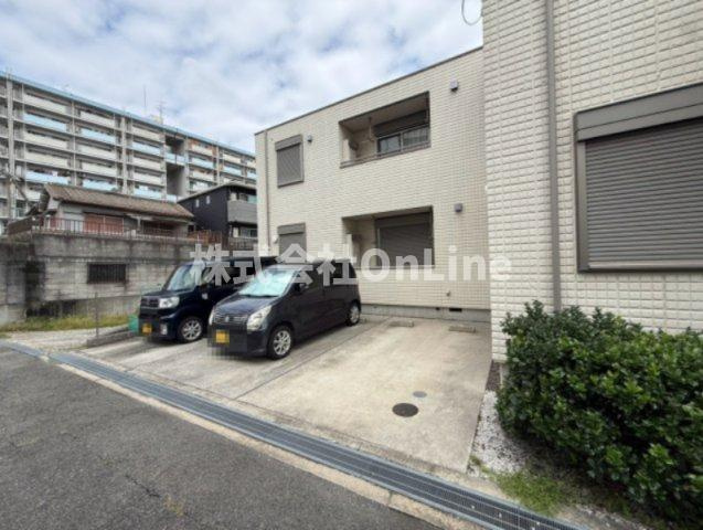 メゾン エル ドォレの駐車場