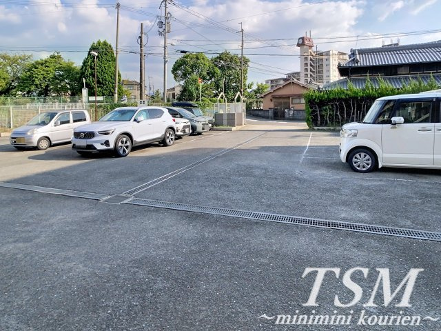 メゾンプレセアの駐車場