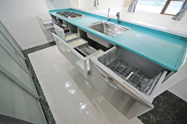 ダイアパレス新大阪 のキッチン|豊富な収納を備えたキッチンで、調理器具や食器、食品などをすっきり整理できます。収納力があることで作業スペースも確保しやすく、家族の食事づくりを快適にサポートします。