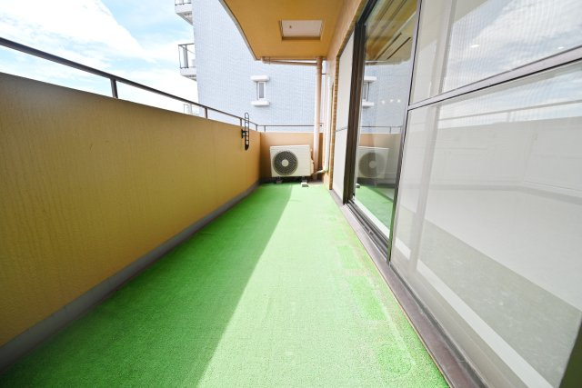 ダイアパレス新大阪 のバルコニー|東向きバルコニーは、朝の爽やかな光を取り込みやすいのが魅力。朝食やお子さまの身支度など、家族の一日の始まりを気持ちよく迎えられる心地よい空間です。
