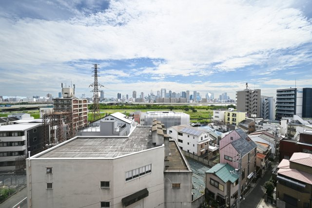 ダイアパレス新大阪 の展望|8階部分ならではの開放感あふれる眺望が魅力。周囲の建物からの視線も気になりにくく、遠くまで見渡せる景色を楽しみながら、開放的な毎日をお過ごしいただけます。