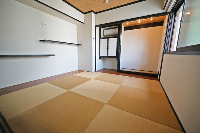 ダイアパレス新大阪 の和室|床の間を備えた趣のある和室は、落ち着いた雰囲気で家族がゆったり過ごせる空間。客間としてはもちろん、お子さまの遊び場や家族のくつろぎスペースとしても活用できます。
