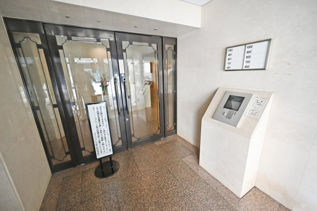 ダイアパレス新大阪 の防犯設備|オートロックを採用した安心感のあるマンションエントランス。外部からの不審者の侵入を抑えやすく、ご家族で暮らす住まいとしても安心感を高めてくれる設備です。
