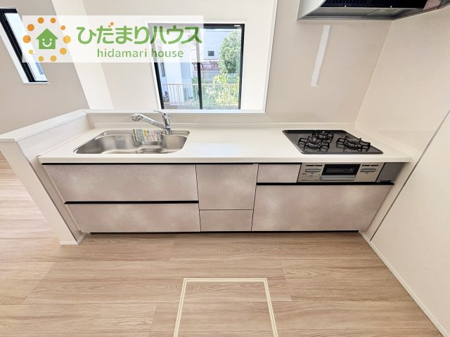 【キッチン】 | つくば市高野台3丁目10番　新築戸建　A号棟 | 3口コンロでお料理する時間も短くなりそうですね(*‘∀‘)