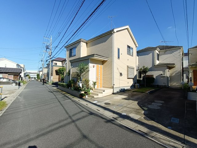 三郷市　鷹野5丁目　中古戸建の前面道路含む現地写真|前面道路含む現地写真です