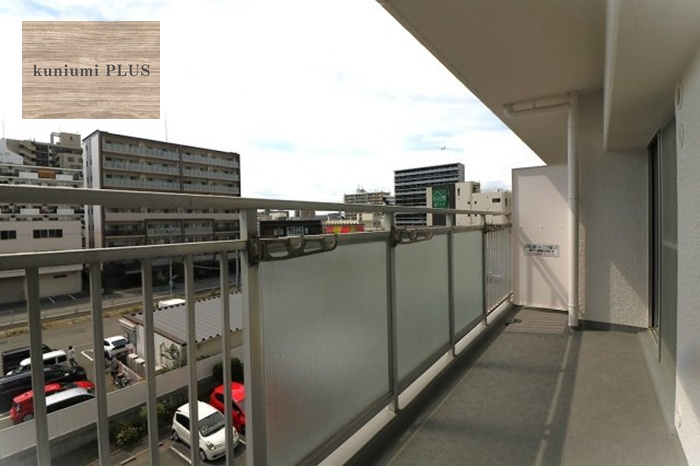 ファミールハイツ北大阪4号棟のバルコニー