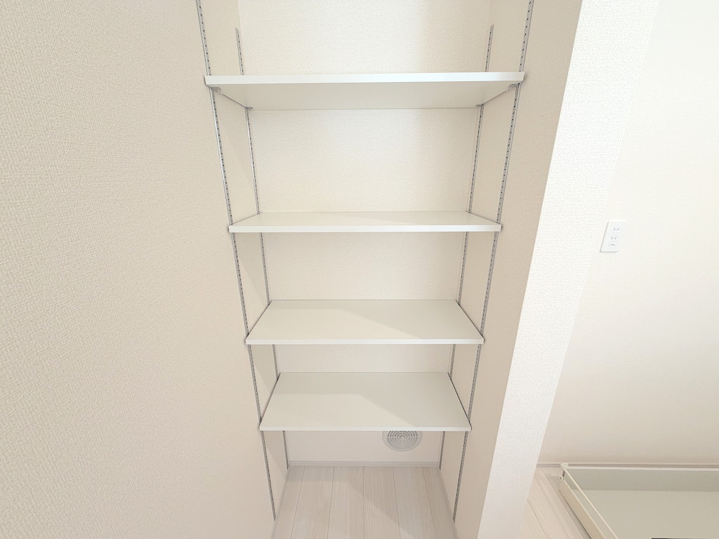 羽村市羽加美第1の収納|【パントリー】食料品のストックや調理器具をすっきり収納できるパントリー。買い置きが多くても安心です。
