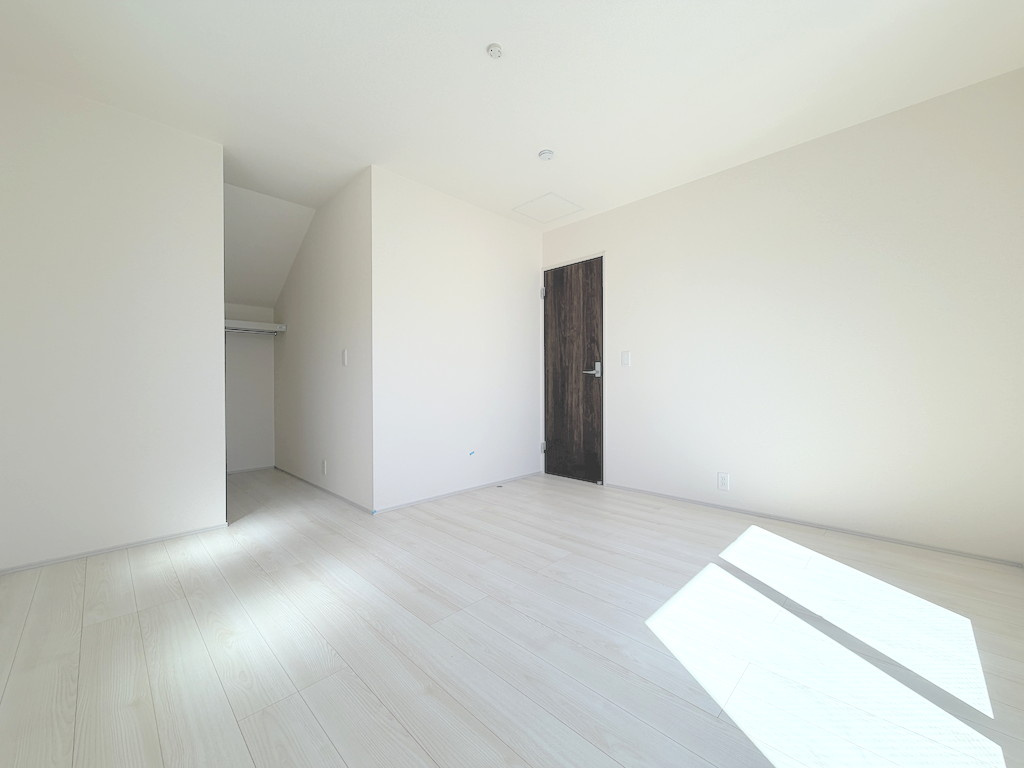 羽村市羽加美第1の洋室|【7.5帖】明るい日差しが差し込む清潔感のある居室。子供部屋や書斎など多目的に活用できます。
