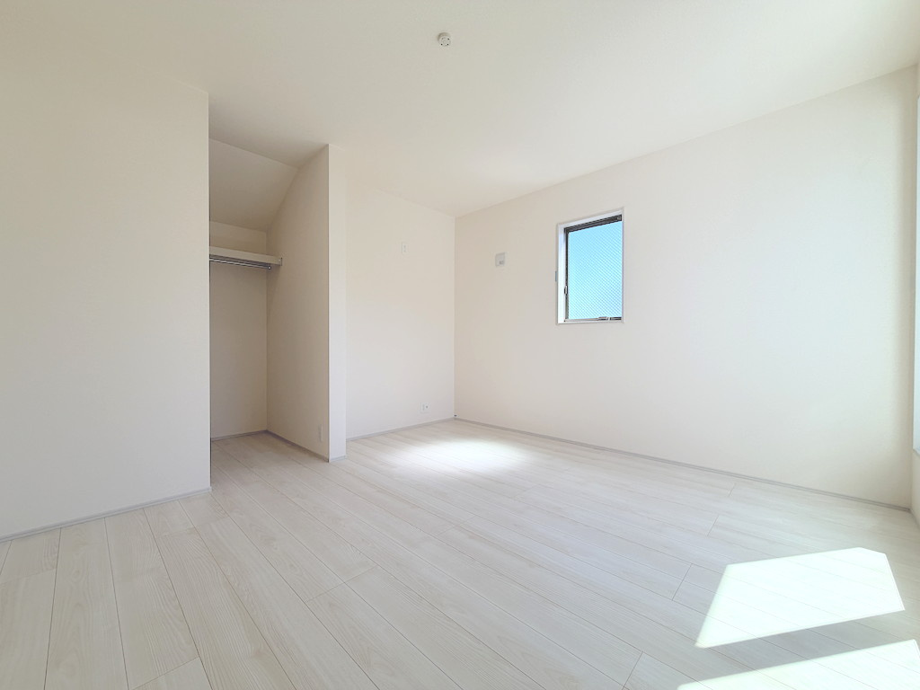 羽村市羽加美第1の寝室|【7.5帖】明るい日差しが差し込む清潔感のある居室。子供部屋や書斎など多目的に活用できます。
