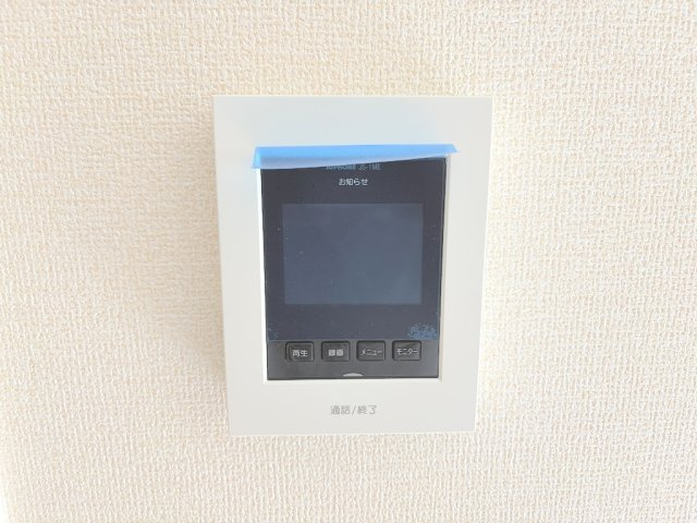羽村市羽加美第1の防犯設備|来訪者の顔を室内から確認できるモニター付きインターホン。防犯面に配慮された設備です。
