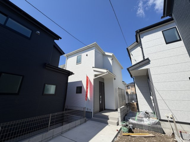 羽村市羽加美第1の外観|【3号棟】ホワイトのお洒落な新築分譲住宅の外観写真です。
明るい日差しの中で、洗練されたデザインが目を引きます。駐車場との間にも空間があり、快適な生活が想像できる物件です。