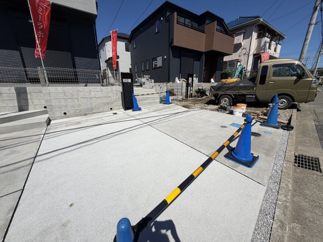 羽村市羽加美第1の駐車場|お車を2台所有の方も安心の並列駐車スペース。日常使いからセカンドカーまで快適に駐車できます。 
