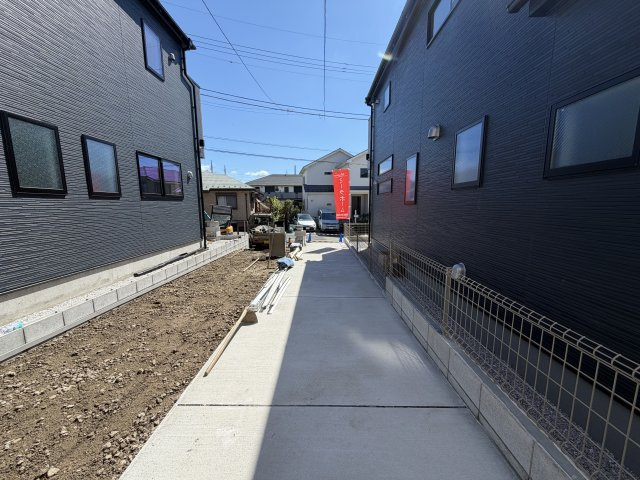羽村市羽加美第1の前面道路含む現地写真|駐車場から玄関までの空間です。駐車場に降りる段差はありますが、自転車等はここで良さそうです。
