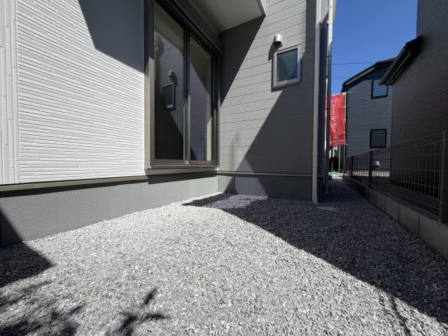 羽村市羽加美第1の庭|手入れがしやすく使い勝手の良いコンパクトなお庭。ちょっとしたガーデニングや倉庫置き場、気分転換にも最適です。 
