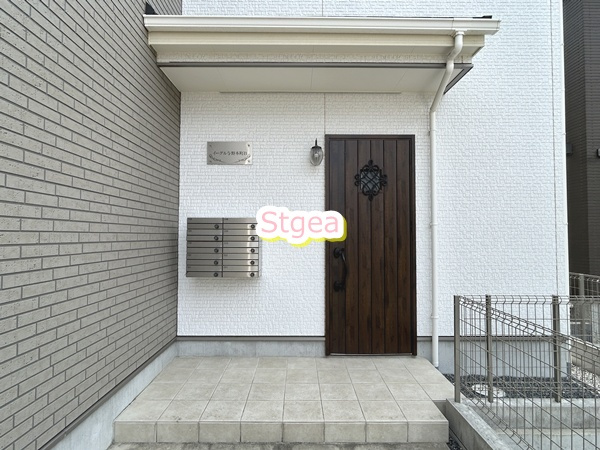 イーグル与野本町 B棟のエントランス