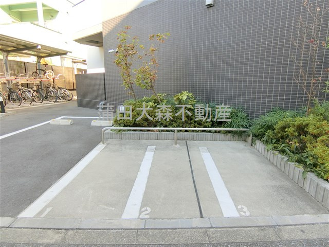 La　Douceur大森山王の駐車場