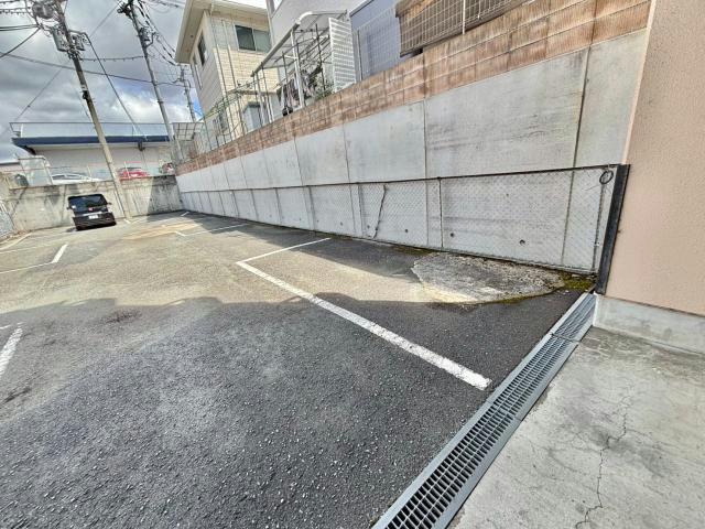 ライフコート市川の駐車場