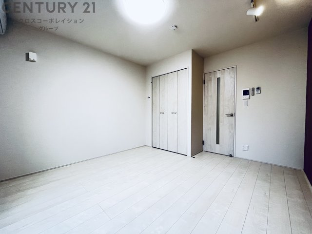 エアコン・照明付きの7.3帖の洋室です♪