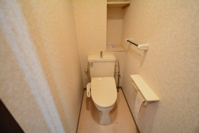 温水洗浄便座付きのトイレです♪