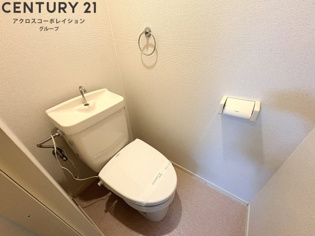 温水洗浄便座付きのトイレです