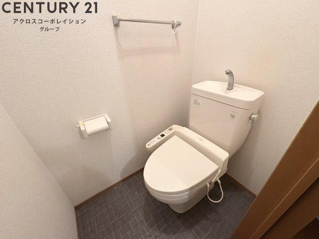 温水洗浄便座付きのトイレです♪