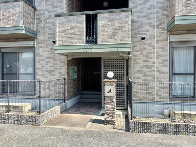 ロイヤルグレース花田　A棟のエントランス