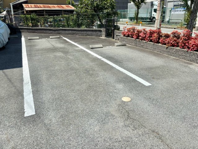 ロイヤルグレース花田　A棟の駐車場