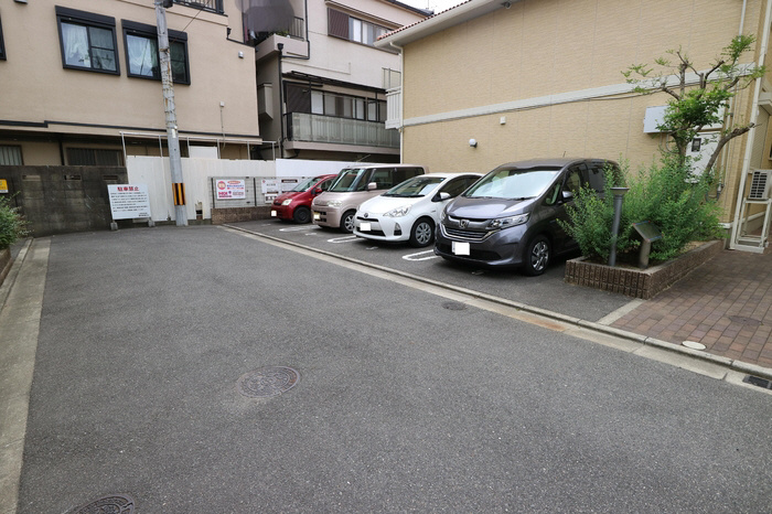 メゾンアズールの駐車場