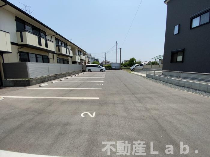 セジュールコートの駐車場