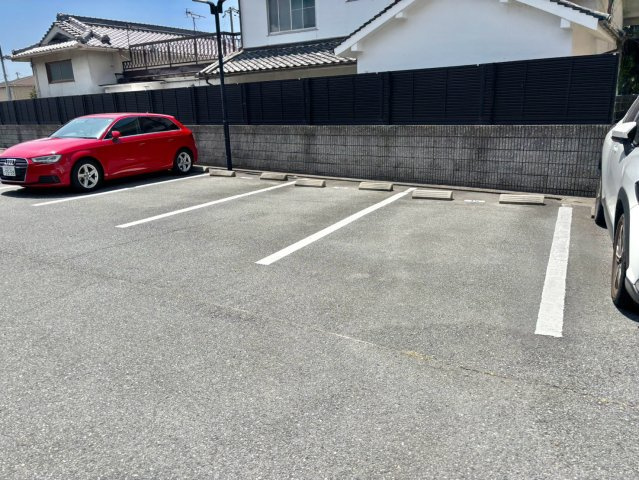 ロイヤルグレース花田　B棟の駐車場