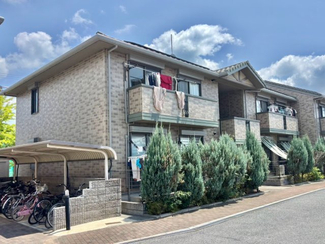 ロイヤルグレース花田　B棟の外観